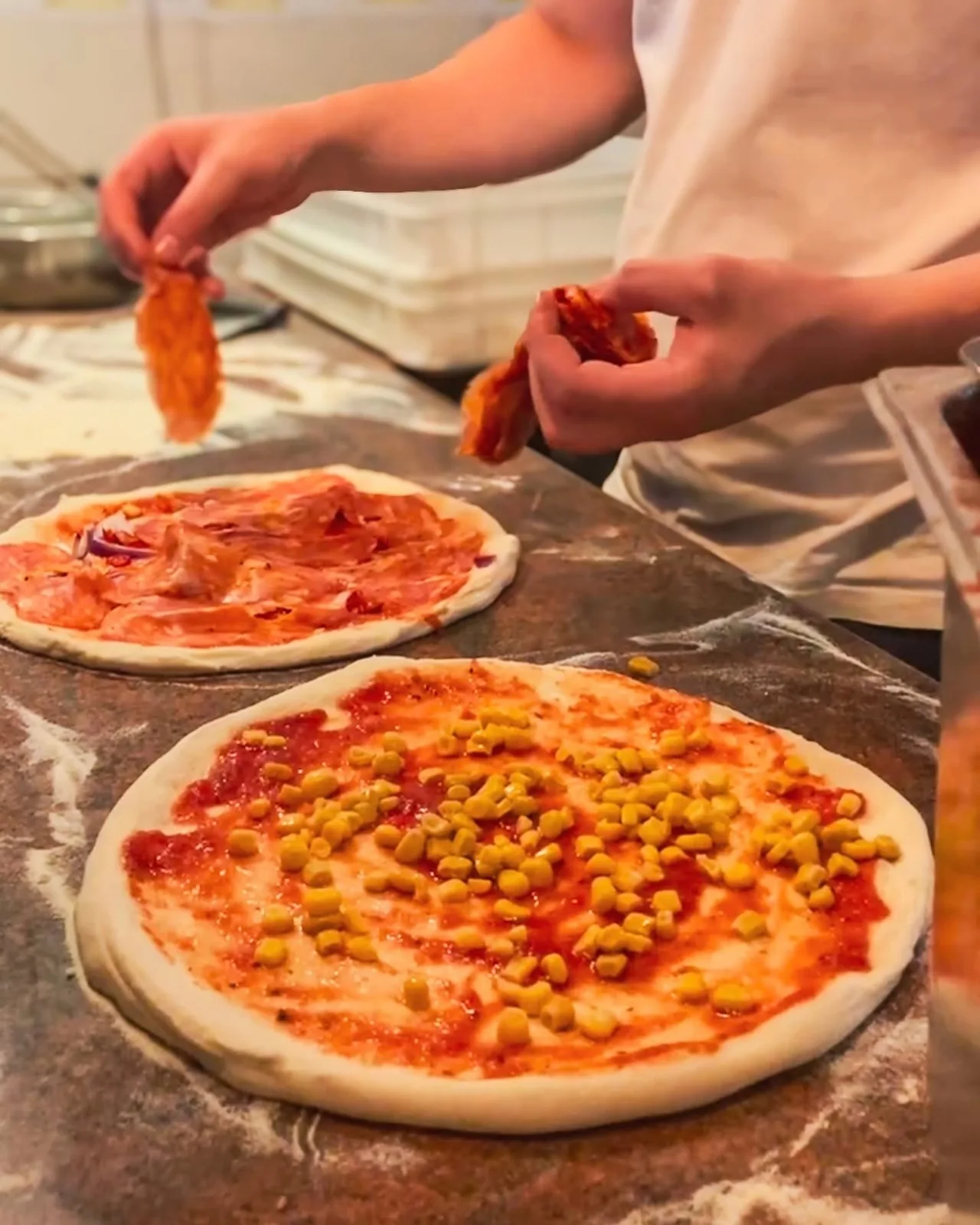 Ruky pripravujúce cesto na pizzu